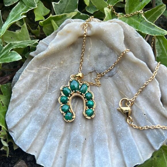 NIB KARIS African Malachite Horseshoe Pendant Necklace 20 Inches - Picture 3 of 6